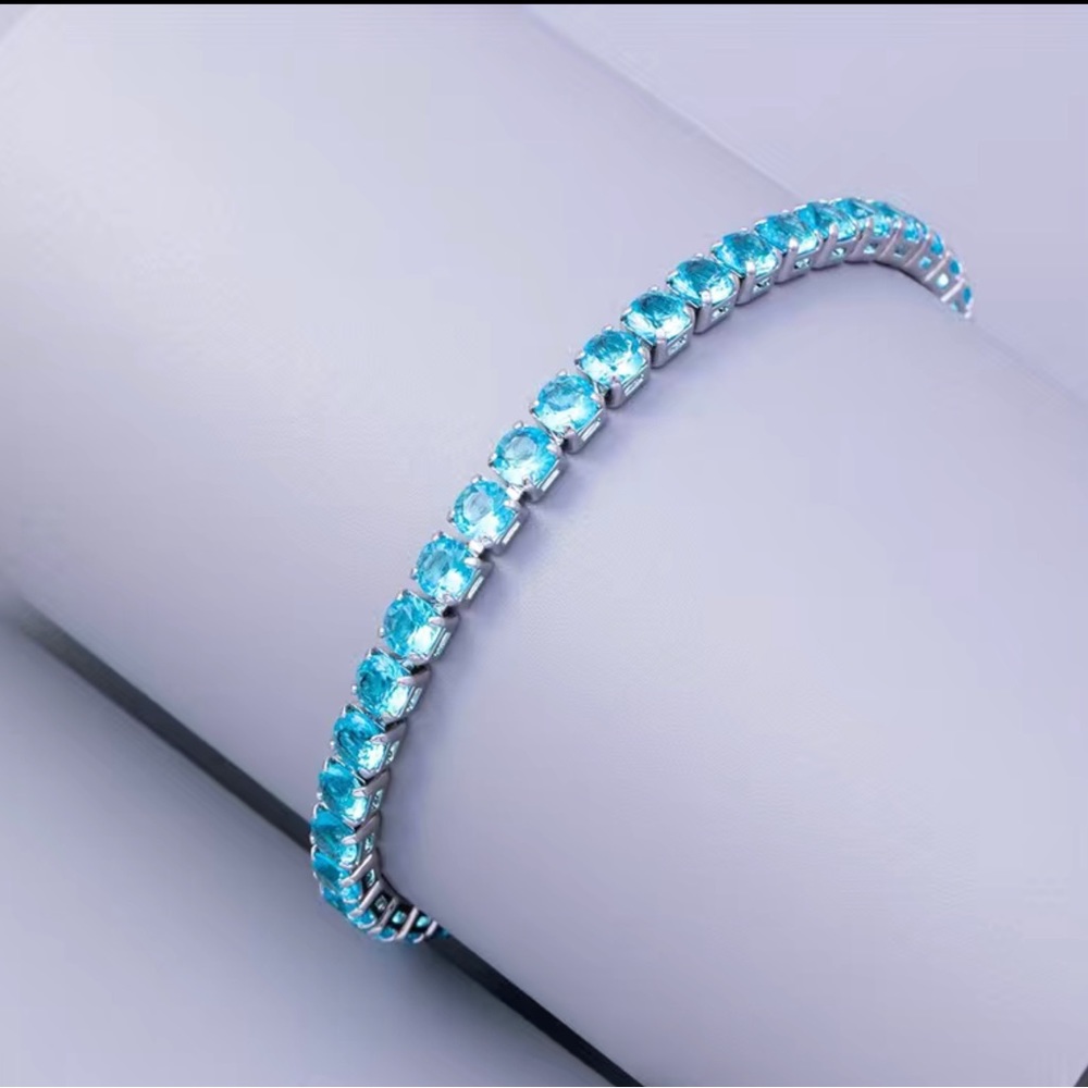 Beautiful Round Blue Topaz Bracelet In White Gold - Picture 5 of 12